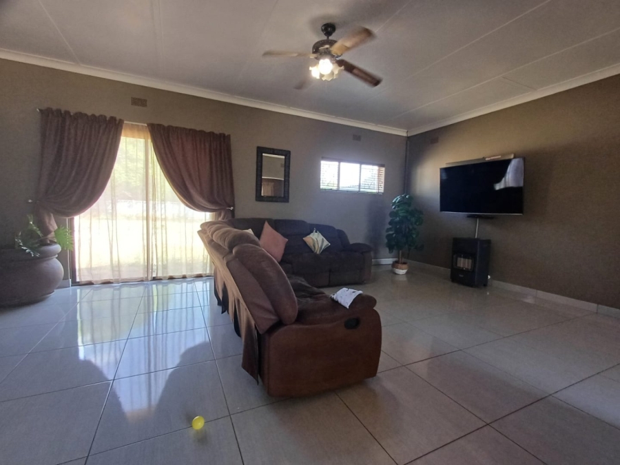 To Let 3 Bedroom Property for Rent in Adamayview North West